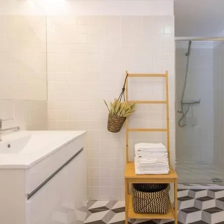 157 Flores Apartment